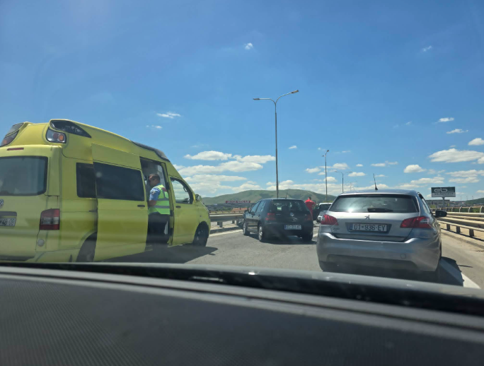 Aksident mes tri veturash në rrugën Prishtinë Pejë  ka të lënduar
