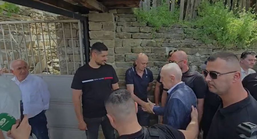 Ilir Meta mbërrin në Skrapar për t i dhënë lamtumirën e fundit babait  shoqërohet nga Policia