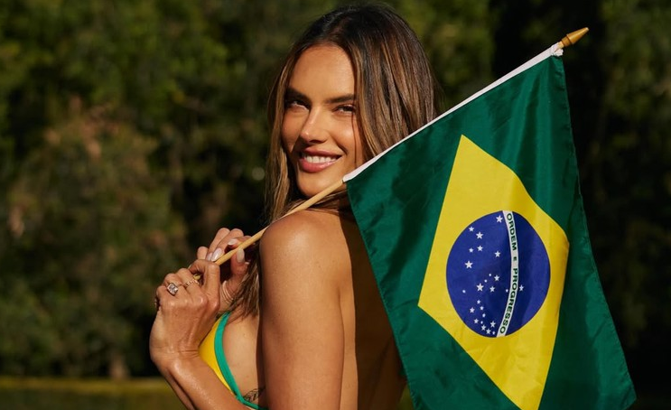 Modelja braziliane Alessandra Ambrosio nxit flakë me bikini për ekipin kombëtar! 