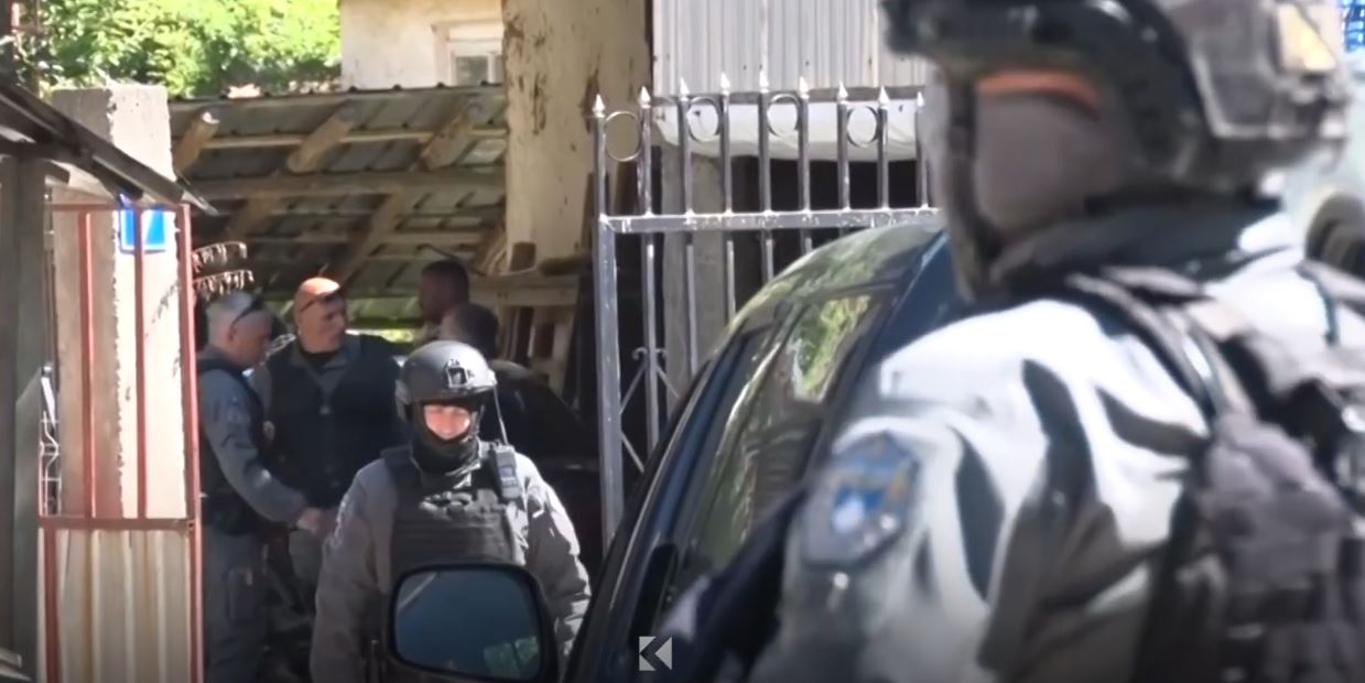 Rasti  Reçaku II   Pamje nga aksioni që çoi në arrestimin e pesë personave për krime lufte