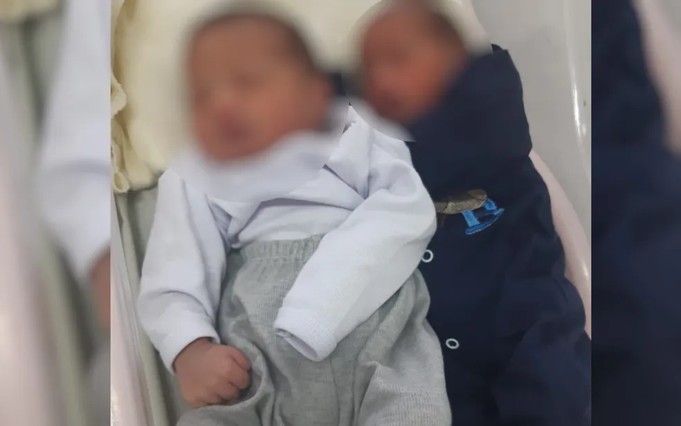 19 vjeçarja lind binjakë nga dy baballarë të ndryshëm