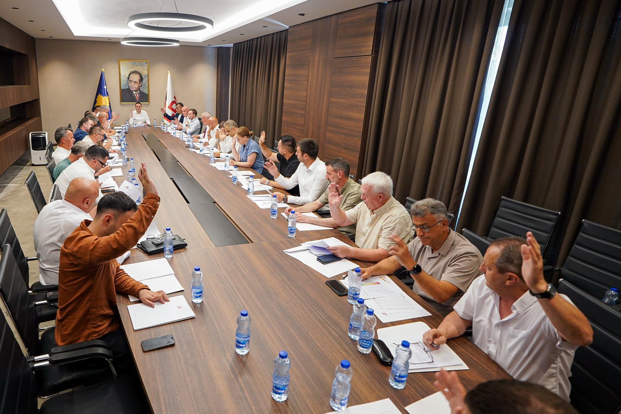 LDK del me njoftim pas takimit  Rikonfirmohet mbështetja për Kryetarin e Kryesinë