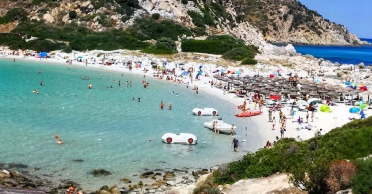 Rregulli i çuditshëm në plazhin italian  Nuk lejohen çadrat 