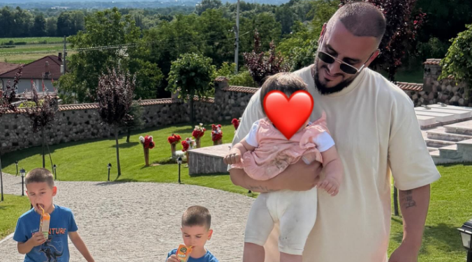 Arian Agushi nderoi dëshmorët me fëmijët: Vizita emocionuese në Gllogjan 