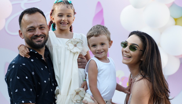 Emi Vokshi feston ditëlindjen: Festë mbresëlënëse nga familja e Jonida Vokshi
