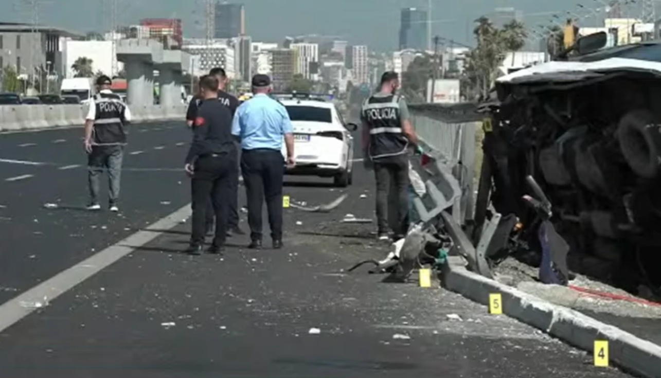 Fëmija u rikthye në jetë   policia saktëson të dhënat për aksidentin e furgonit  Viktimë mbeti vetëm shoferi  shtatë të lënduar rëndë