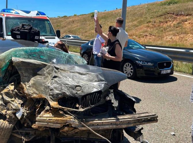 Vdes gruaja nga aksidenti në autostradë  në gjendje të rëndë burri i saj