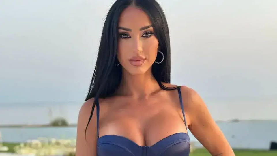Aurah Ruiz shokoi rrjetet: Fustani i saj i shkurtër bëri bujë më shumë se një koncert!
