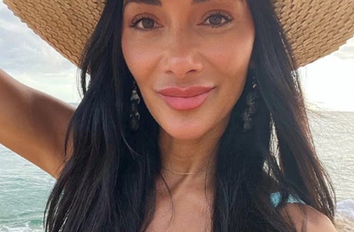 Artistja feston 48 vjetorin  pozon me bikini nga Hawaii