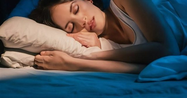 Zbuloni nuancën e fshehtë që rrit cilësinë e gjumit në dhomat tuaja 