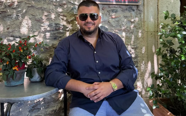 Ermal Fejzullahu pozon në  Vitelli Bar   lokacioni legjendar i filmit  The Godfather   në Sicili