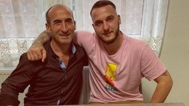 Pamja e babait të Mozzikut në rini: Një dëshmi e historisë së tij përmes një fotoje të vjetër 