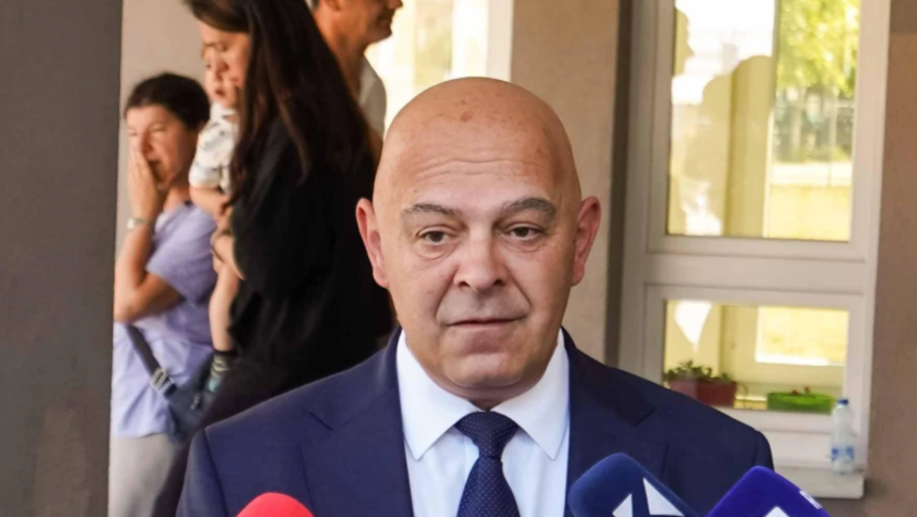 Ardian Gjini voton në Gjakovë  u bën thirrje qytetarëve të dalin në zgjedhje