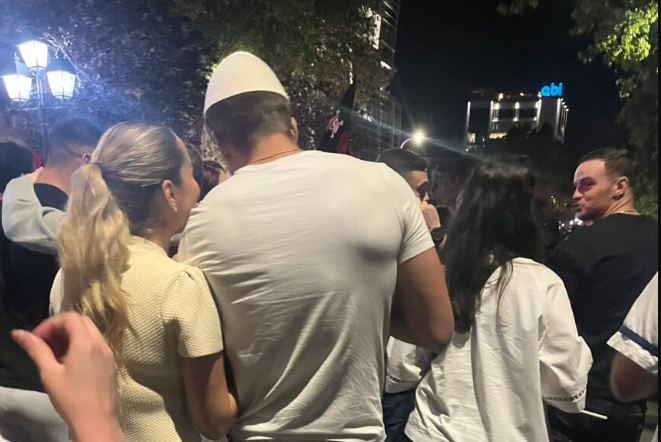 Klodi dhe Elijona në protesta në Tiranë: Dy finalistë të 'Big Brother VIP' në rresht me opinionin e shqiptarëve 