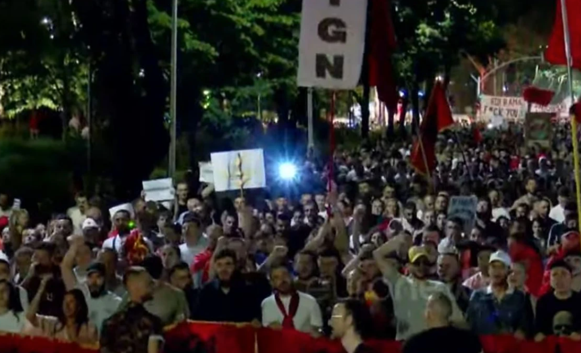 Pas tubimit para Kryeministrisë  protestuesit marshojnë në rrugët e kryeqytetit në ditën e 27 të të protestës