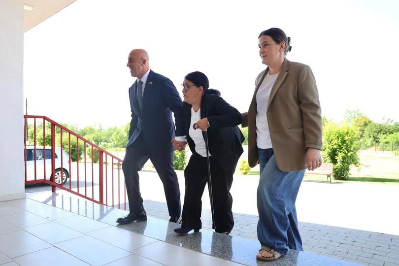 Ramush Haradinaj voton bashkë me nënën Rukë  Me votën tuaj vendosni për Kosovën