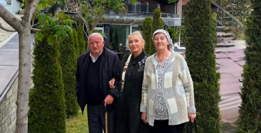 Remzie Osmani shfaqet në krahë të prindërve  ka një dedikim emocional për ta
