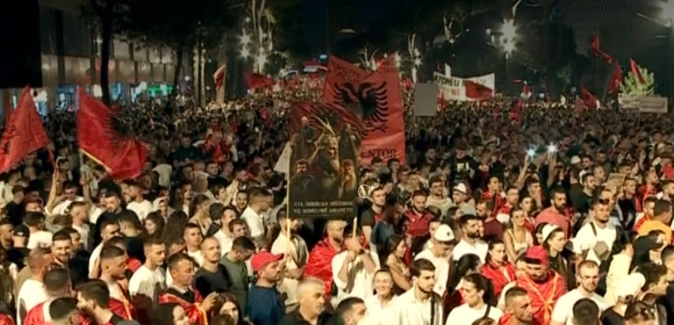 Protestuesit nisin rrethimin e Kryeministrisë në Tiranë  Sonte do ta gdhijmë këtu 