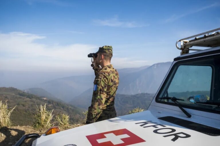 Zvicra rrit ushtarakët në Kosovë: Çfarë ndryshime sjell Swisscoy? 