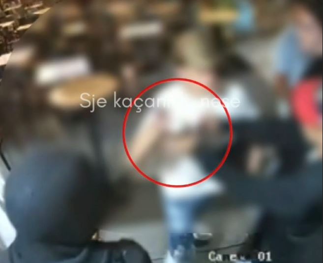Pamje nga vendi i ngjarjes në Ferizaj  skenë si në filma teksa i riu kërcënon me armë 
