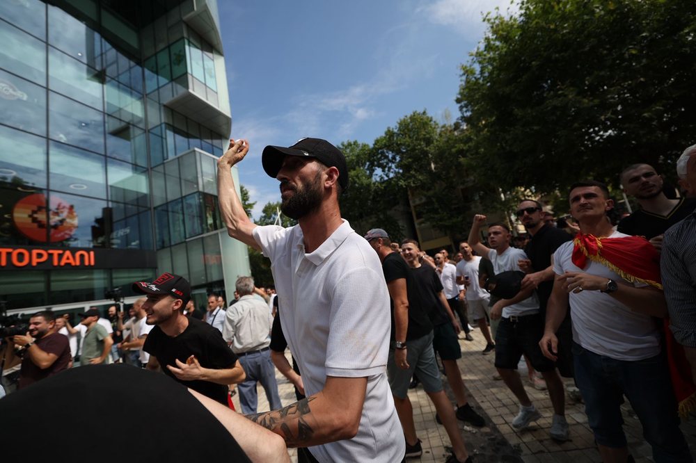 Protestë me tensione para Kuvendit  përplasje me policinë dhe mbi 20 të shoqëruar