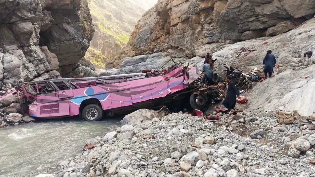 Autobusi bie 24 metra në përrua  32 të vdekur në Pakistan