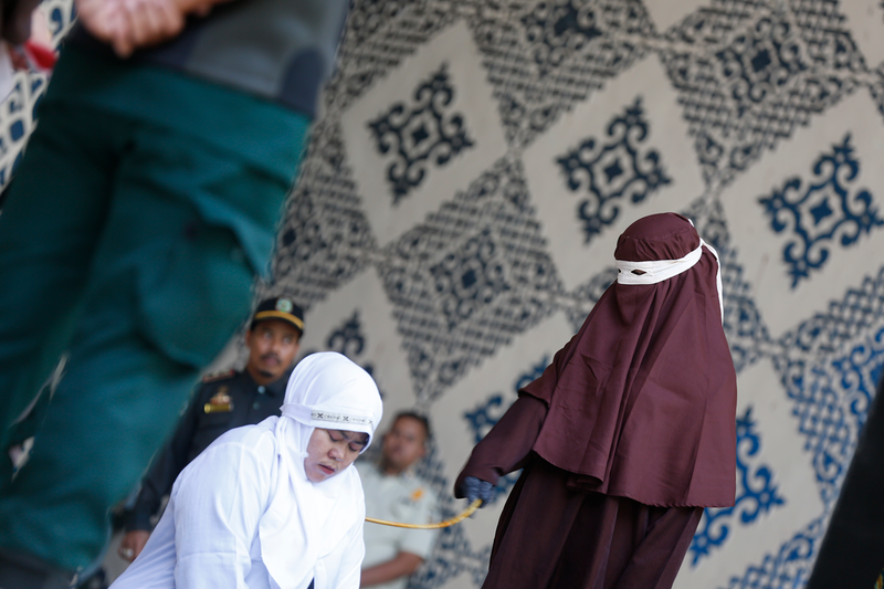 Çift i ri në Indonezi ndëshkohet publikisht pas puthjes në TikTok  21 goditje me kamzhik secili