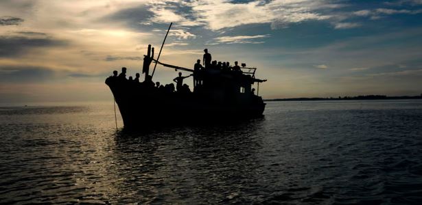 Fundosen dy anije me refugjatë  mbi 500 persona dyshohet se kanë humbur jetën