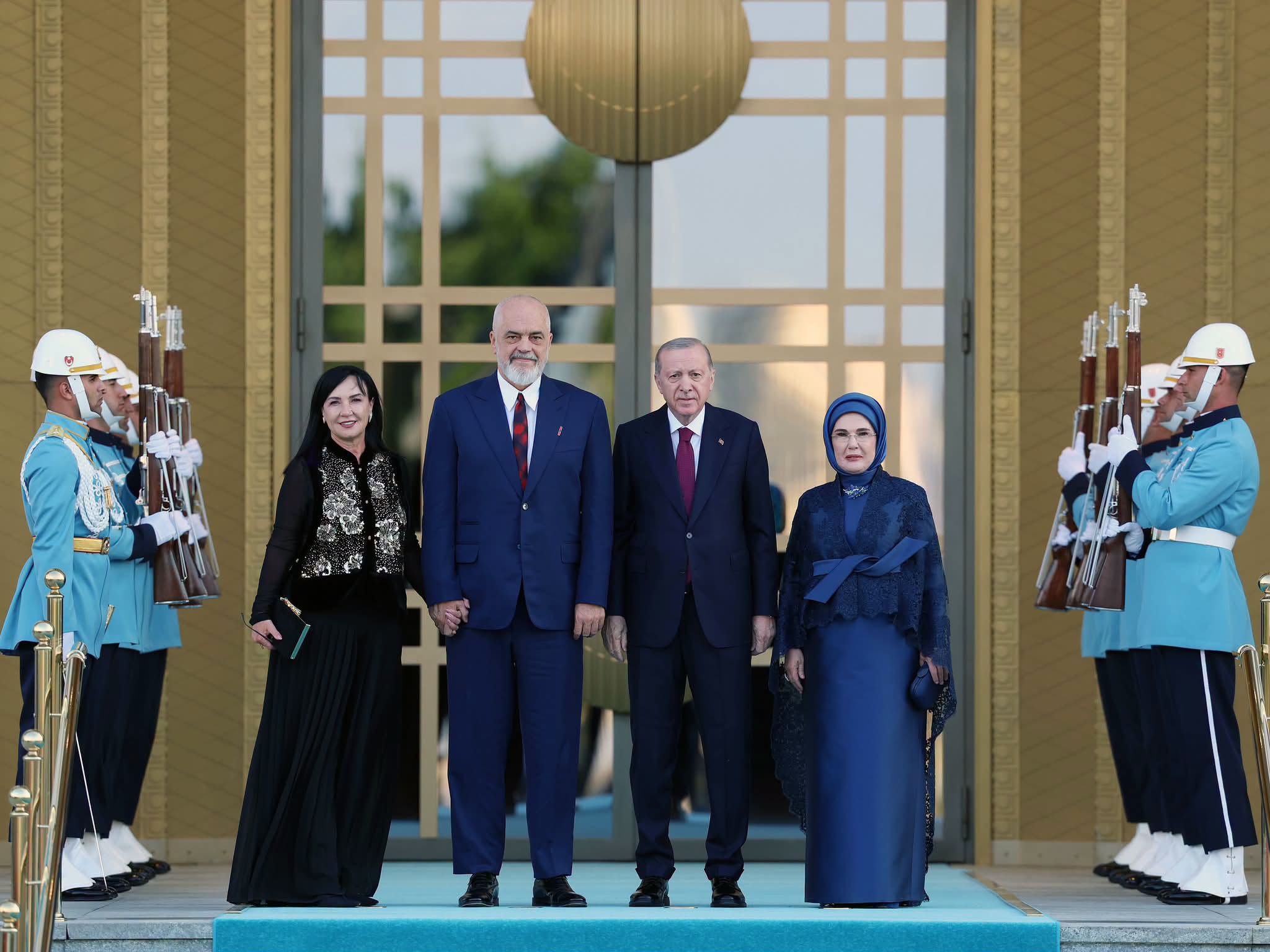 Rama publikon  foton e ditës  nga Samiti i NATO s