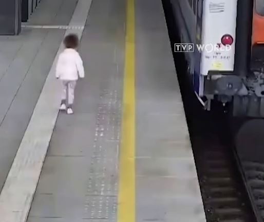 5 vjeçarja mbetet e vetme në stacionin më të madh të Polonisë  treni niset me familjen e saj