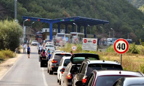 Fluks i mërgimtarëve  Rriten pritjet në pikat kufitare  ja ku janë kolonat më të gjata