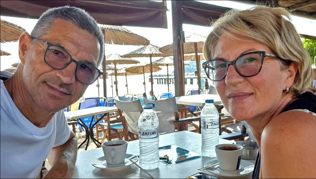  Nëse vdisnim  vdisnim bashkë   Gruaja rrëfen momentin kur i shpëtoi jetën bashkëshortit pasi u thith nga dritarja e avionit