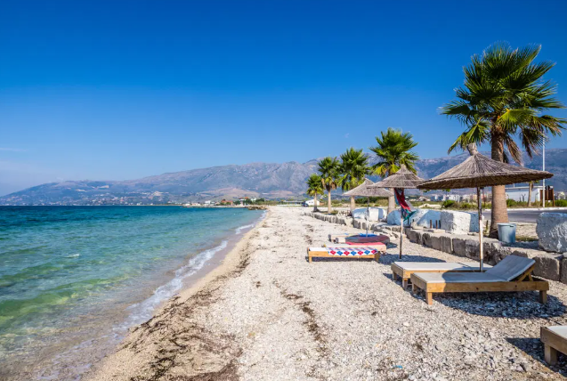 Shkoi për pushime  75 vjeçari humb jetën në plazhin e Orikumit