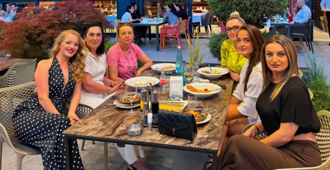 Aktoret e "Nusja me shkollë" shfaqen ndryshe gjatë darkës: Këtu janë detajet 