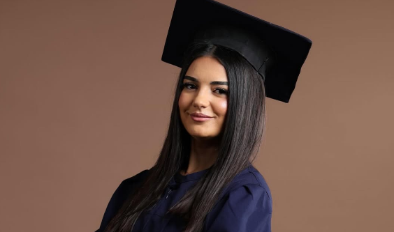 Tringa diplomon  Mihrije Braha nuk e fsheh krenarinë për nusen e djalit