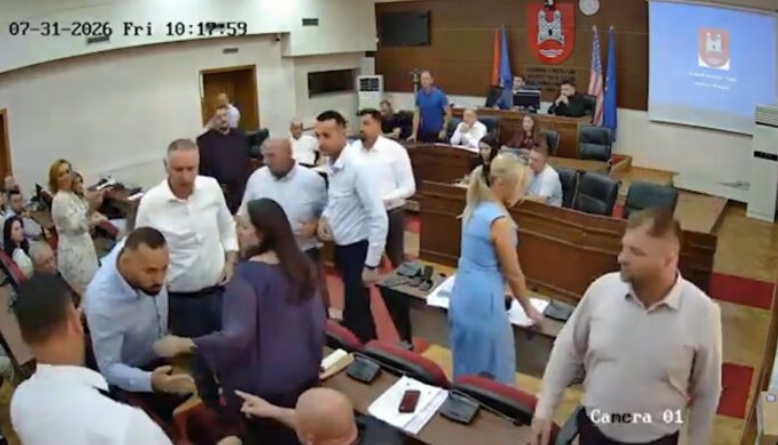 Përplasje e ashpër në Kuvendin e Pejës  ndërpritet transmetimi dhe seanca