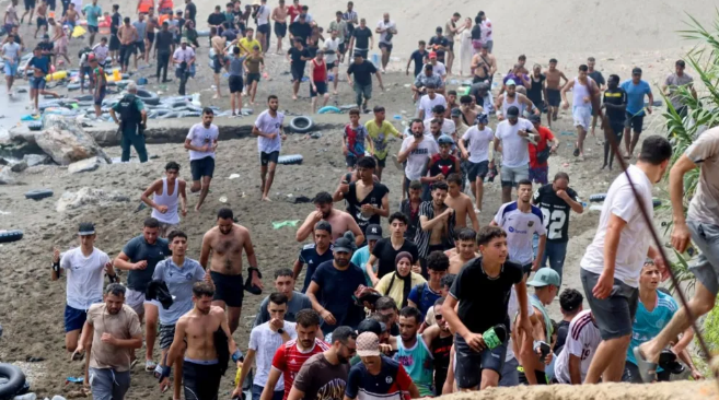 Duke notuar nga Maroku  rreth 60 mijë emigrantë hynë në Spanjë brenda 24 orësh