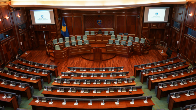 Haxhiu fton deputetët në seancën konstituive të Kuvendit më 6 gusht