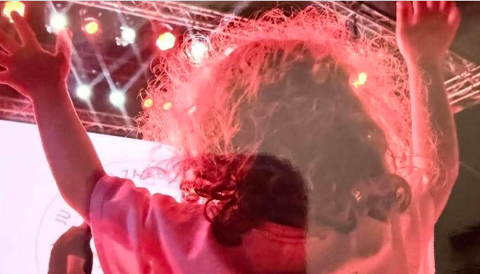 Katërvjeçarja që ndjek koncertet e Armend Rexhepagiqit mbi supet e babait