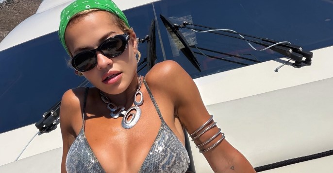 Rita Ora shpalos pushimet e saj spektakolare në Mykonos – FOTO 