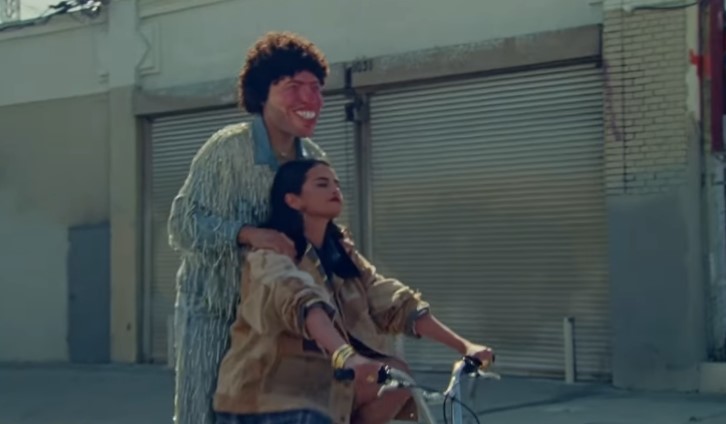 cka-nuk-shkon-me-fytyren-e-bashkeshortit-te-selena-gomezit