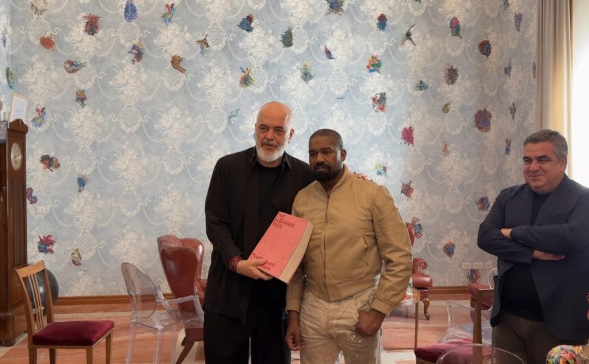 Edi Rama i ofroi Kanye West një dhuratë të pazakontë gjatë takimit në Tiranë 