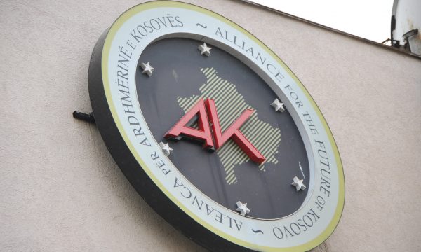 Dy deputetë të AAK së heqin dorë nga mandati