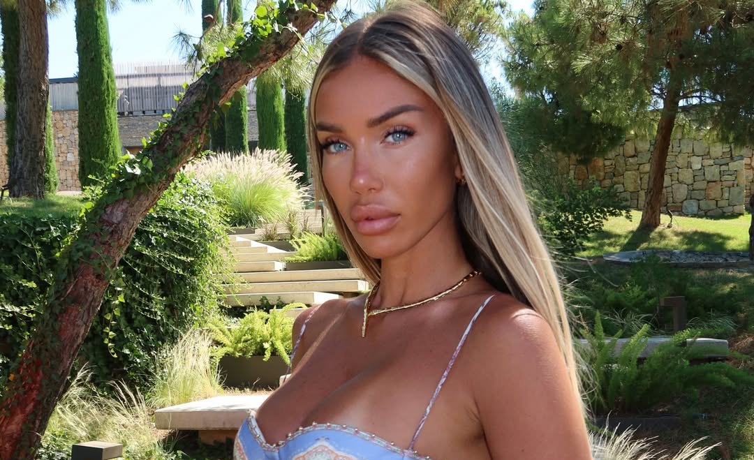 Adelina nuk përmbahet  publikon foto duke shkëmbyer puthje me bashkëshortin e saj