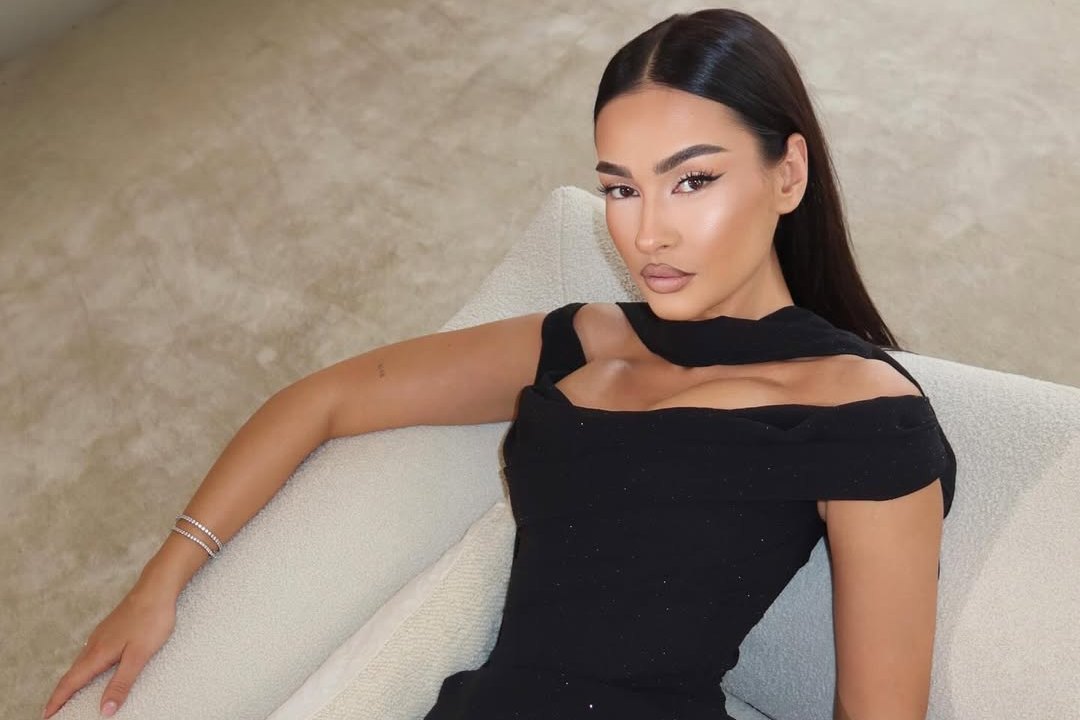 Adrola Dushi shkëlqen në bikini: Si modelja shqiptare po bëhet virale në rrjetet sociale 