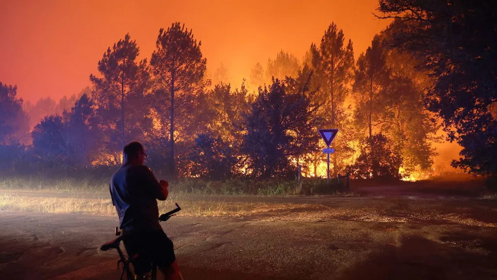 Rreth 12 000 njerëz evakuohen për shkak të zjarreve në Francë