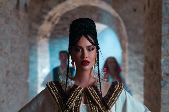 Dafina Zeqiri unike me veshje me motive kombëtare