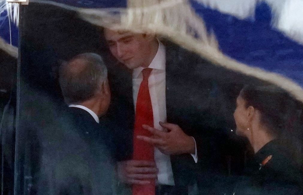 Barron Trump imiton stilin e Trump në finalen e Botërorit: Detaji që bëri bujë 