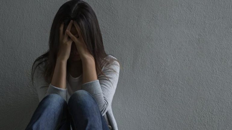 E mitura denoncon babanë në Prishtinë  Më goditi disa herë me kabllon e telefonit