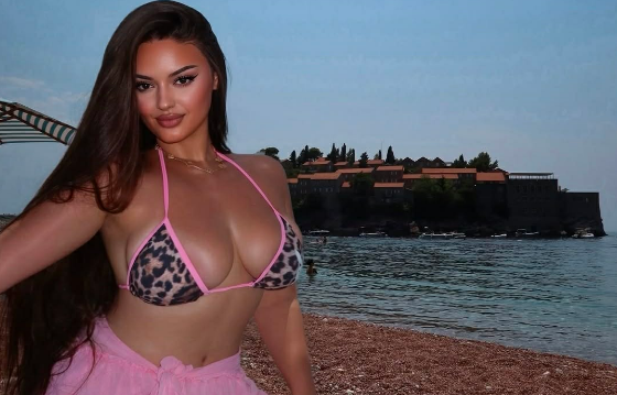 Enca Haxhiu shndërron pushimet në Sveti Stefan në spektakël të vogël 